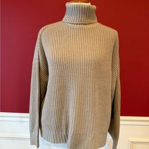 Sweater turtleneck women’s. Small, loose fit.
